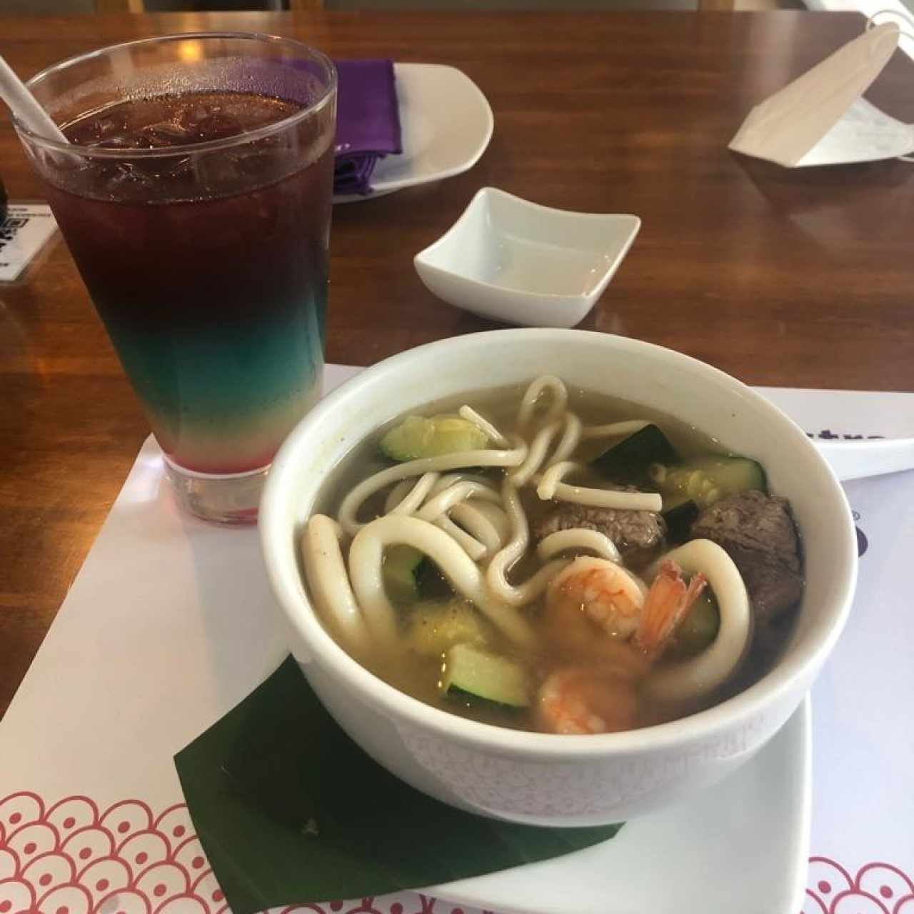 Sopa Tailandesa de Mariscos y Res