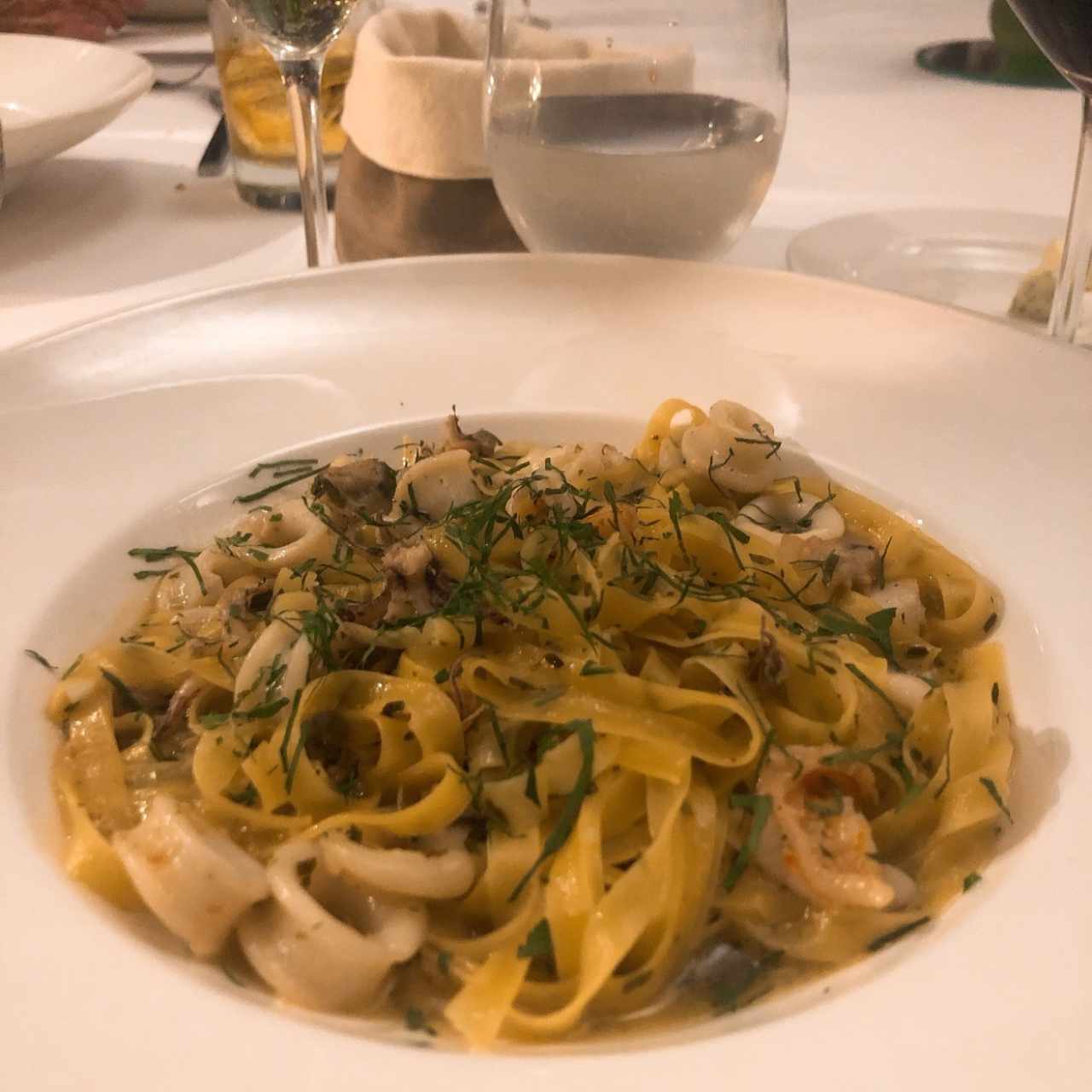 pasta de mariscos al vino blanco 