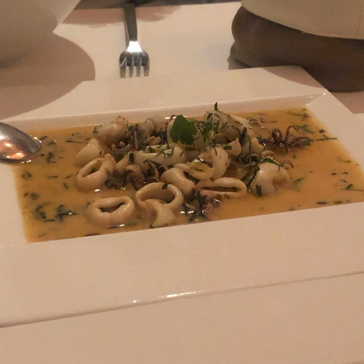 calamares al ajillo y vino blanco