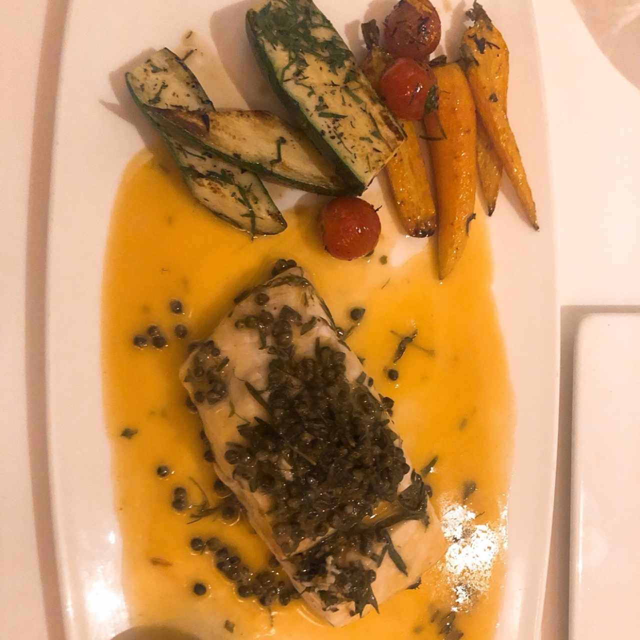 róbalo con eneldo y alcaparras 