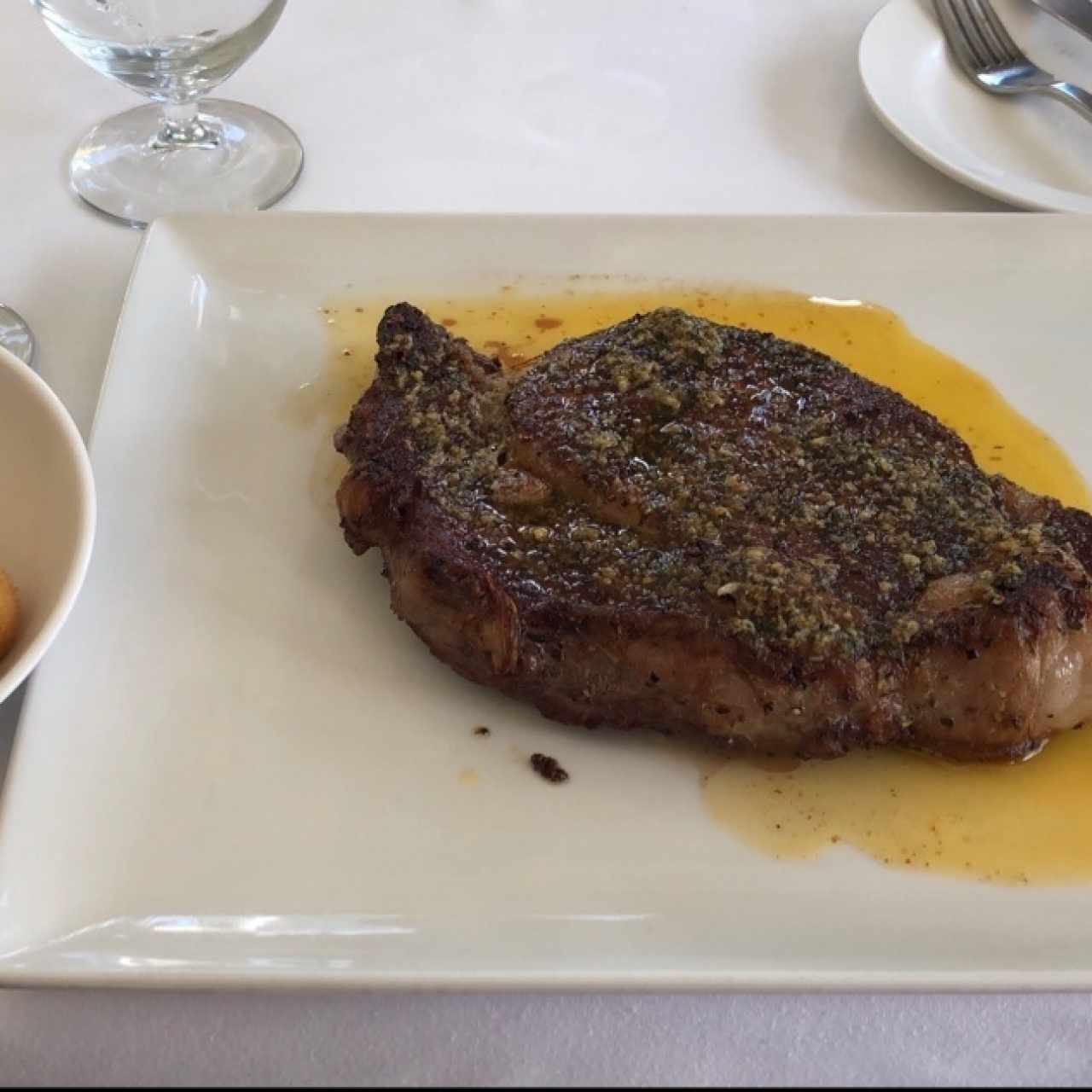 Rib eye con mantequilla de ajo y especias