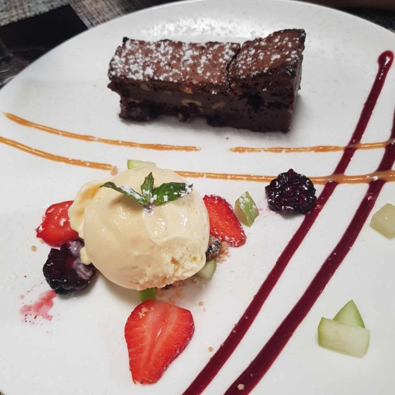 Brownie de chocolate Belga y nuez nogal con helado de vainilla