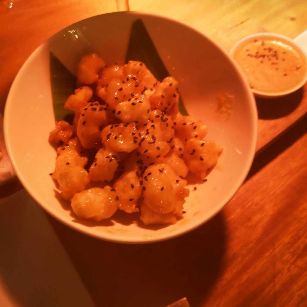Shrimp popcorn con salsa de maracuyá.
