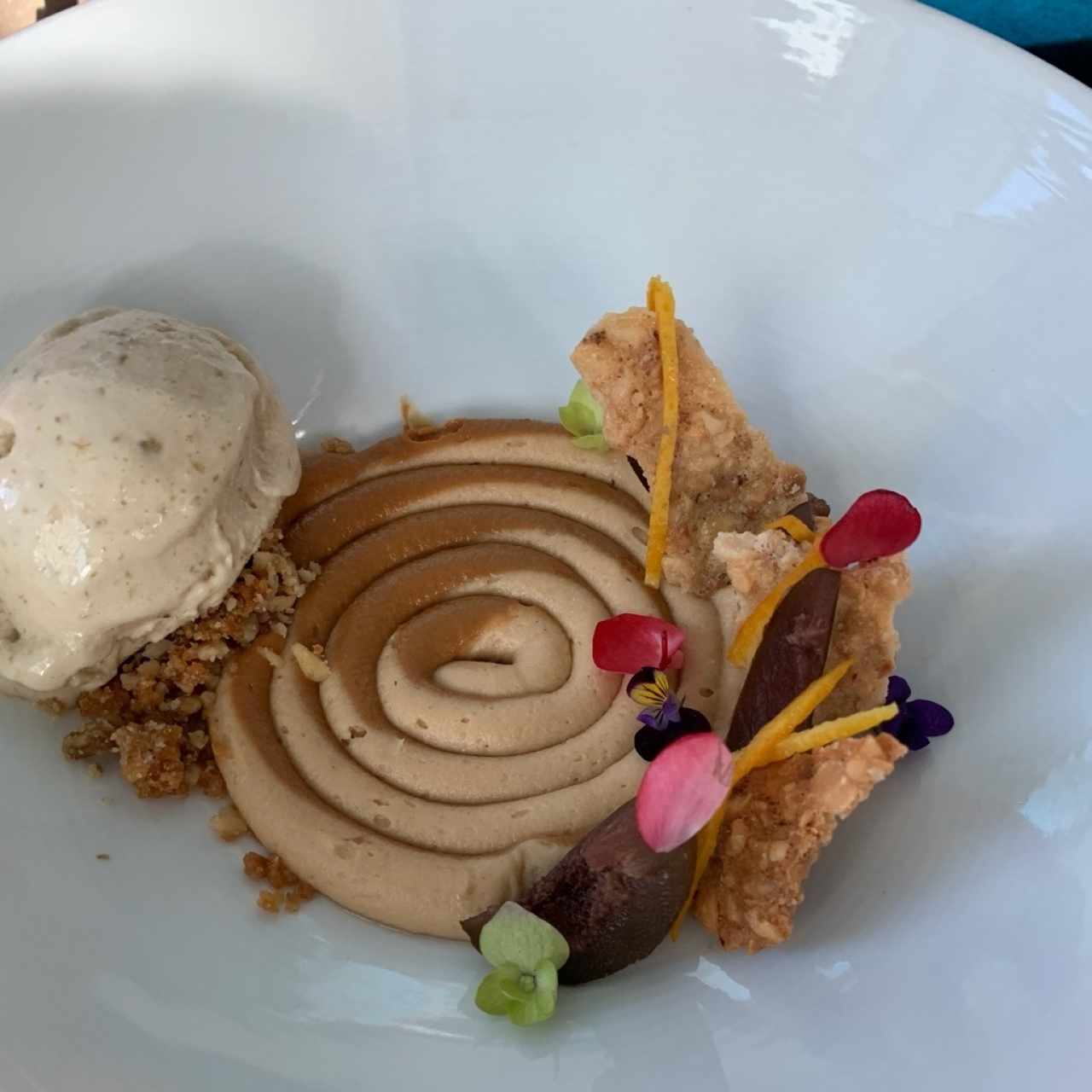 Tarta tatín con caramelo y sal, crema doble, helado de canela con higos y oporto