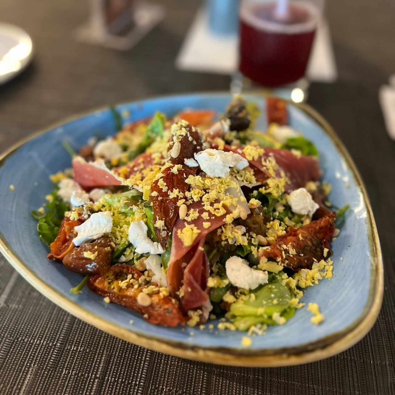 Ensalada de hinojo y hongos rostizados, queso de cabra, manzana, macadamia, vinagreta de estragón