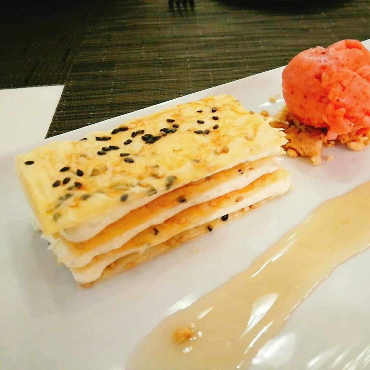 Milhojas de crema de queso con limón, salsa de cardamomo