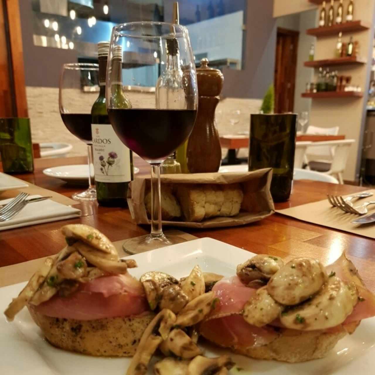 Crostone de pate di fegato prosciutto y funghi