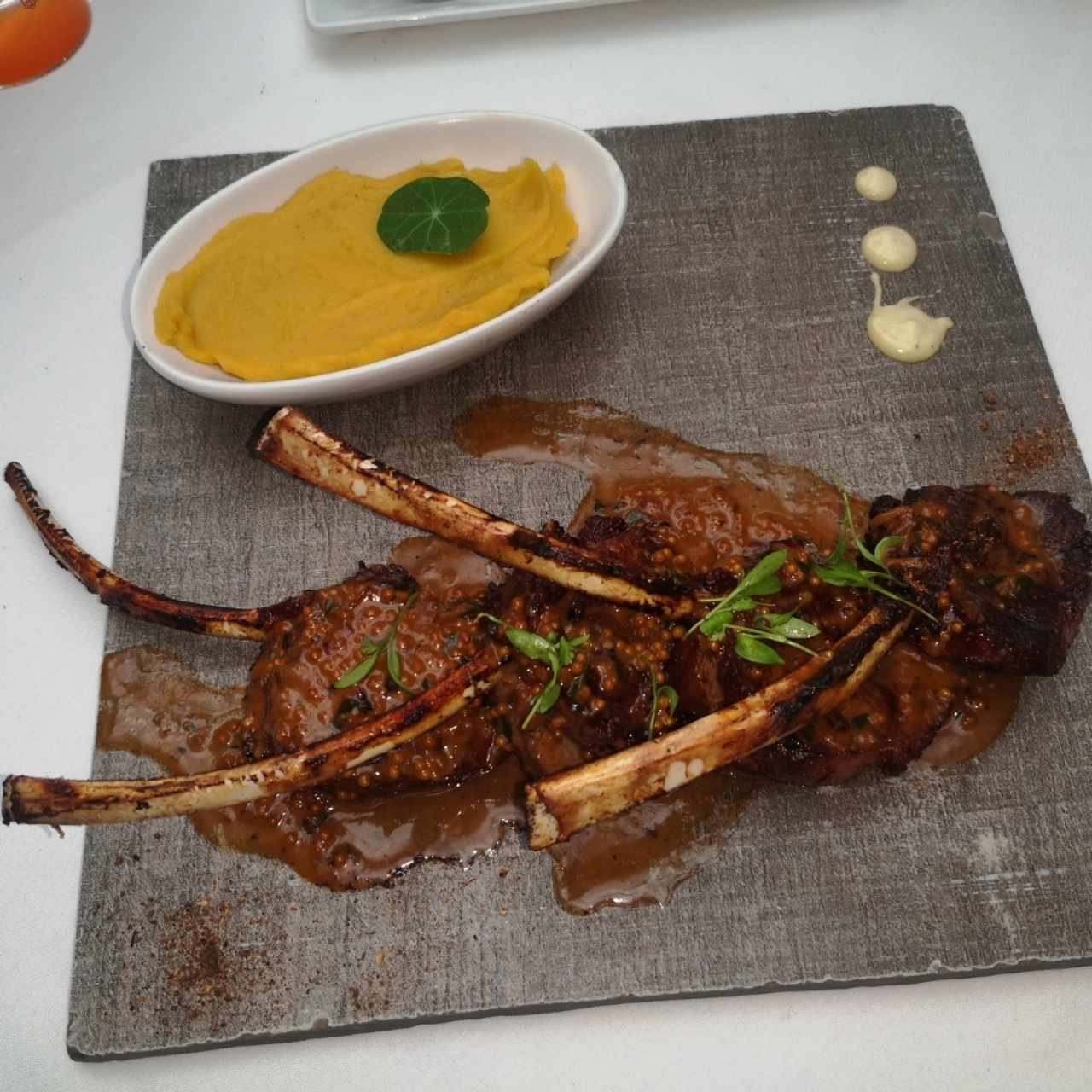 Rack de Cordero a los Granos de Mostaza