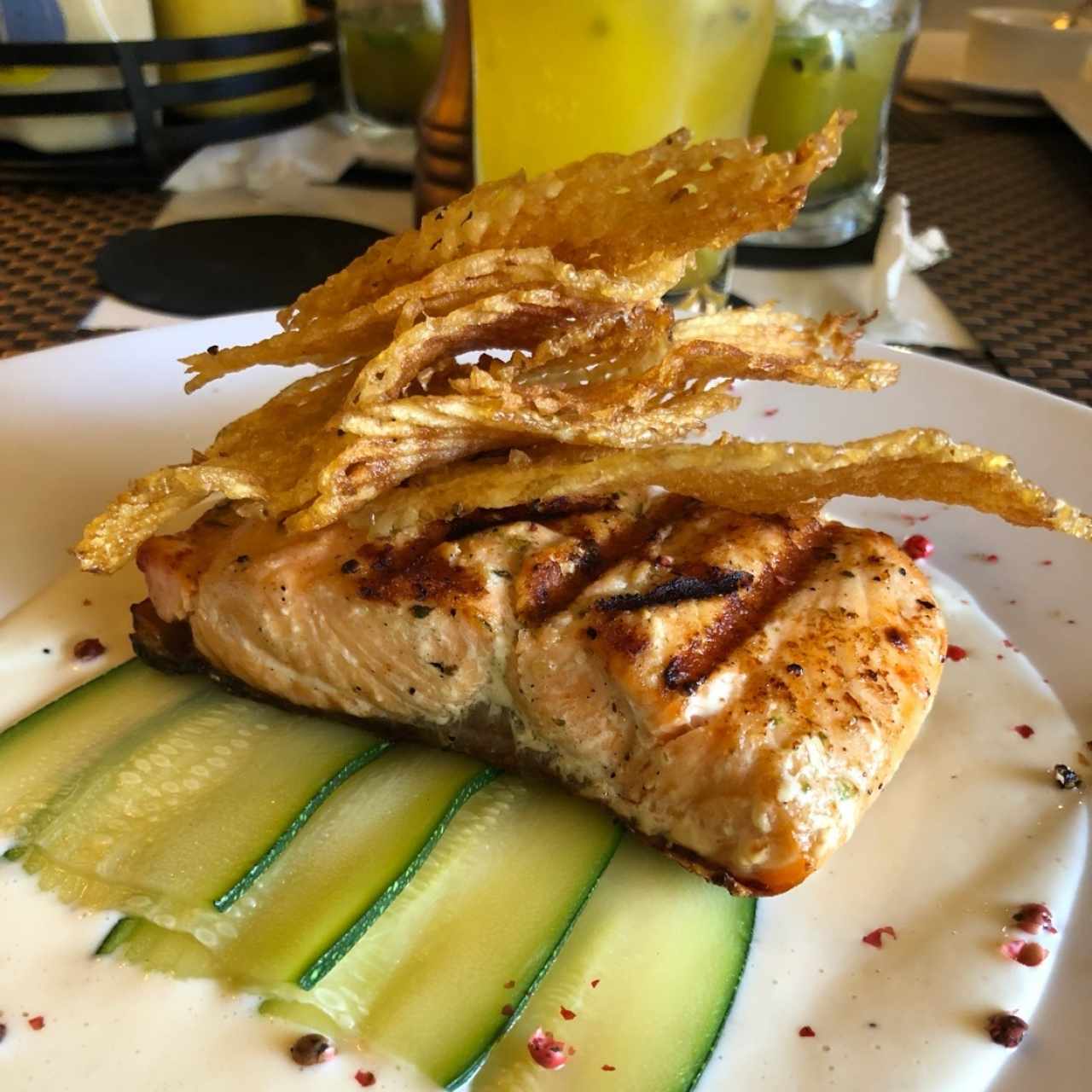 Salmón a la parrilla con salsa de mantequilla