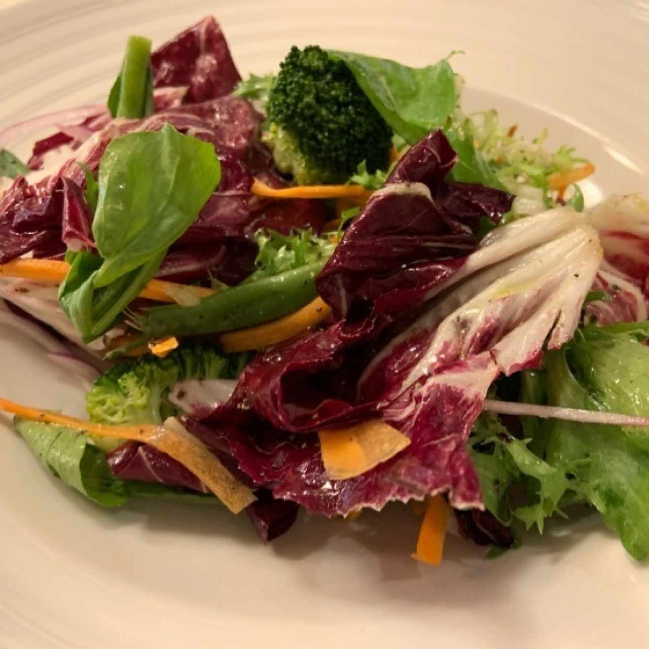 una ensalada sensilla con ingredientes muy buenos y muy frescos