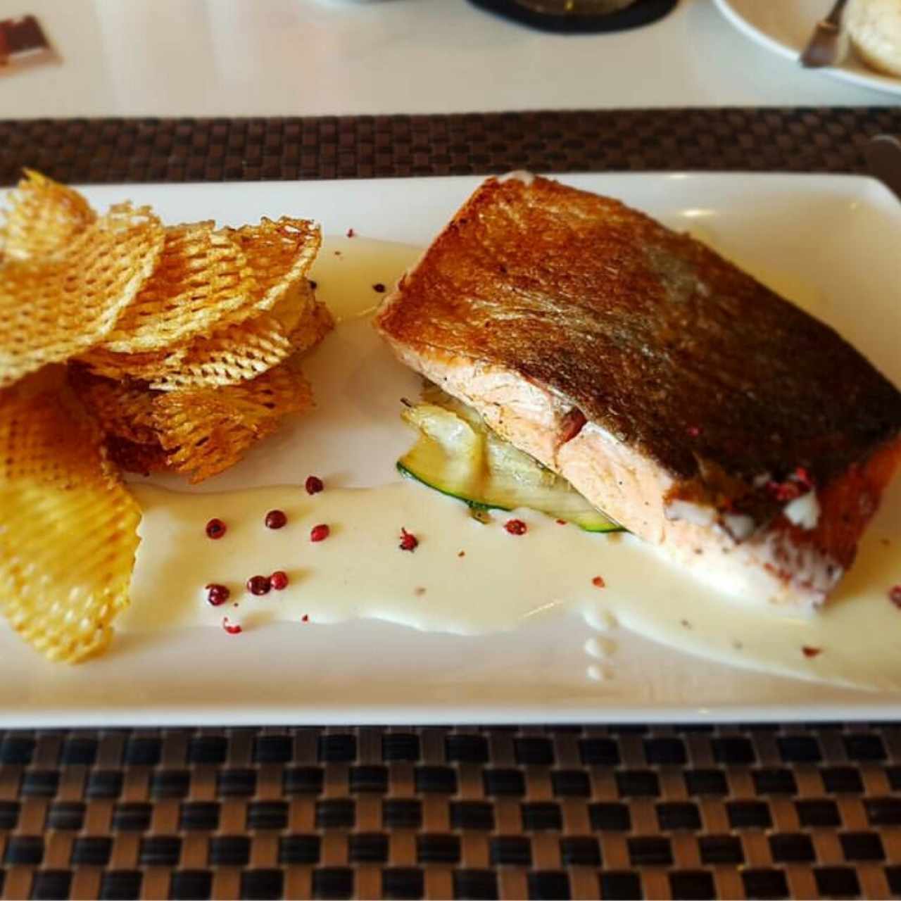 Salmón a la Plancha con Salsa de Pimienta Rodada