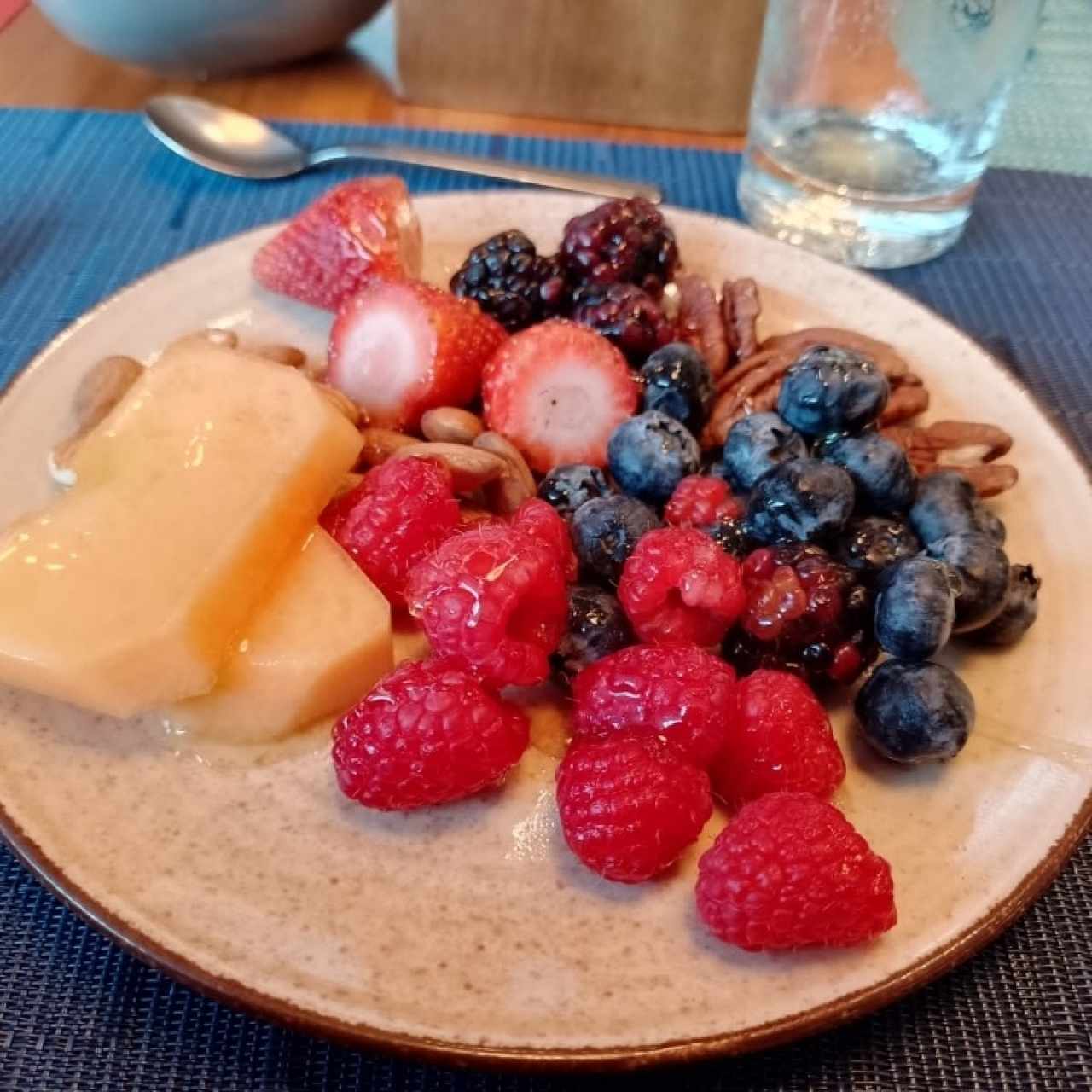 Plato de Frutas con Semillas y Miel