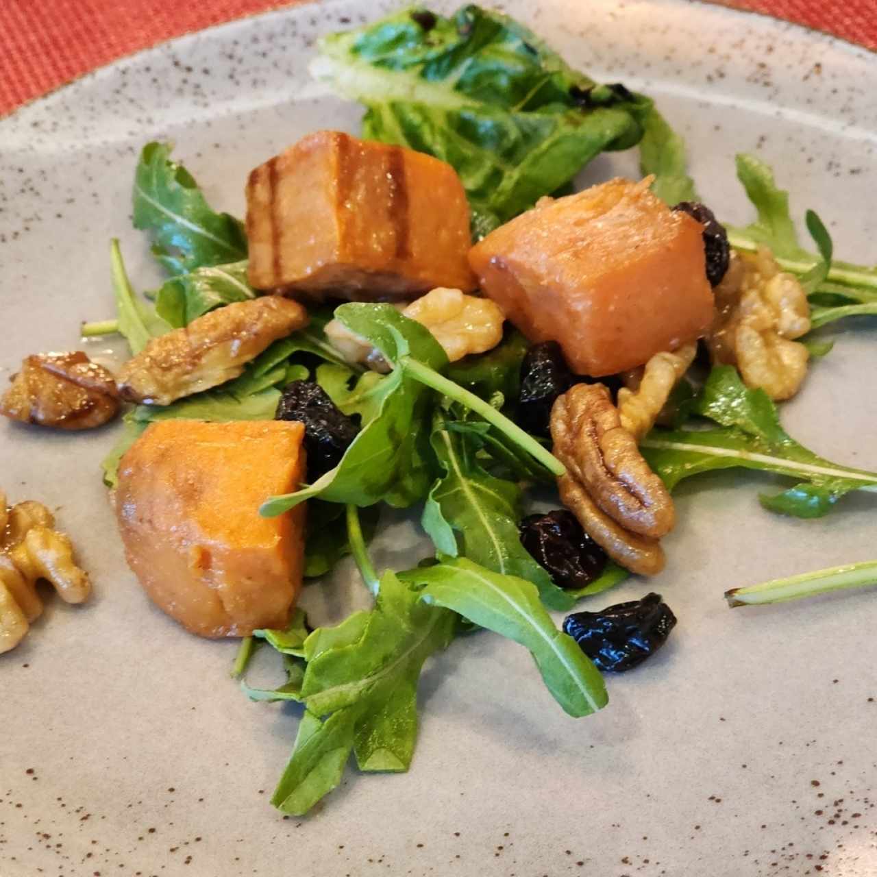 Ensalada de camotes confitados y pecanas