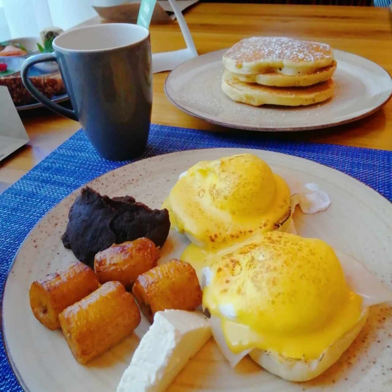 Huevos Benedictos 