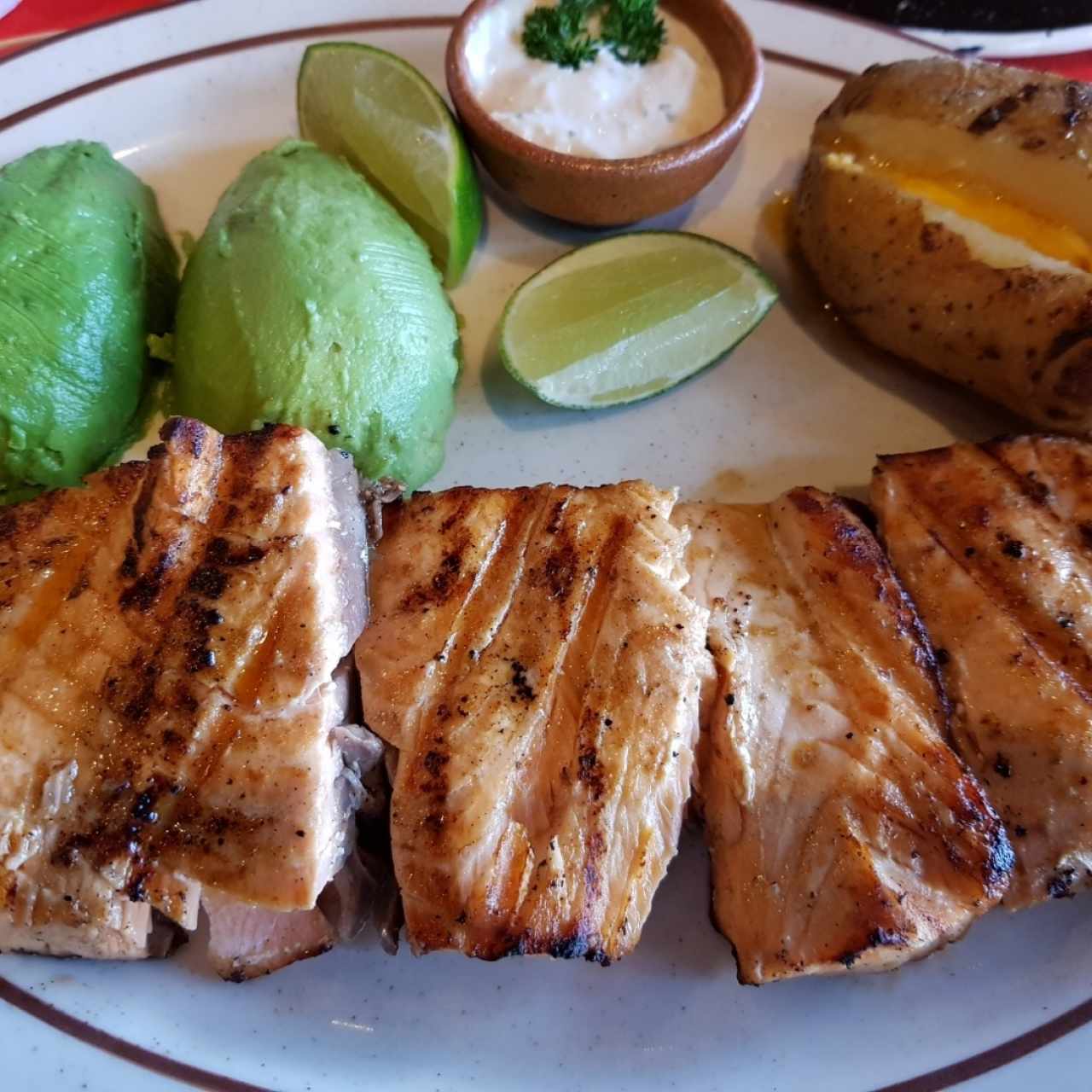 Salmón noruego a la parrilla