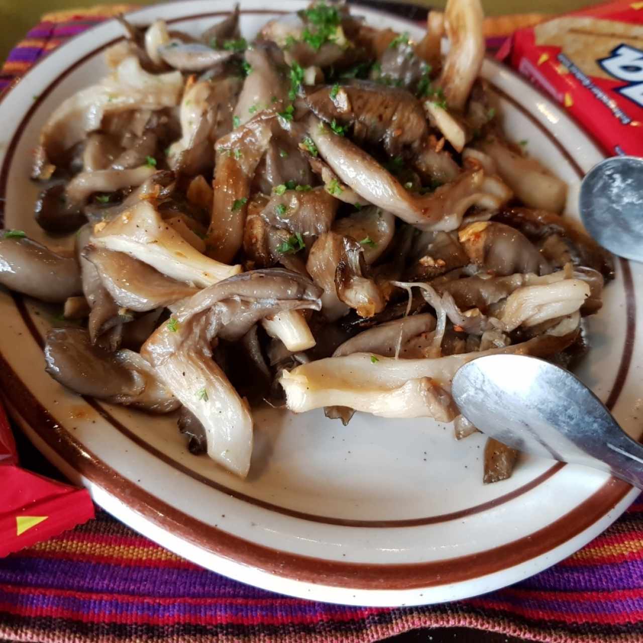 Hongos Pleurot al ajillo