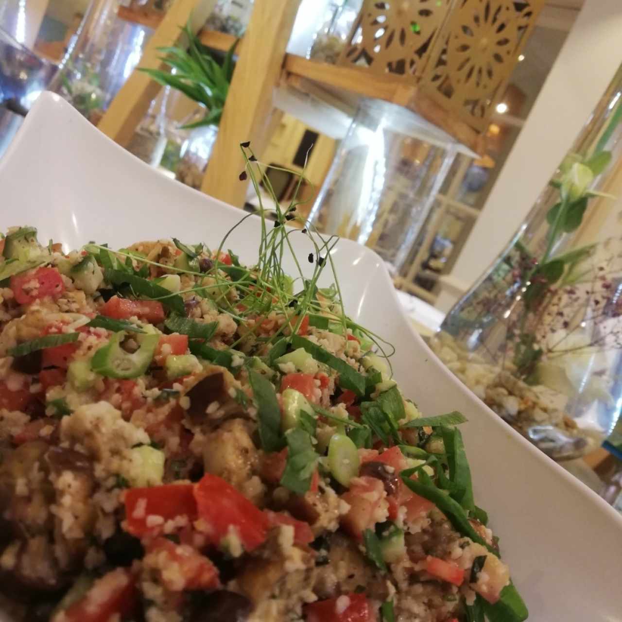 Berenjenas rostizadas con trigo y tahini