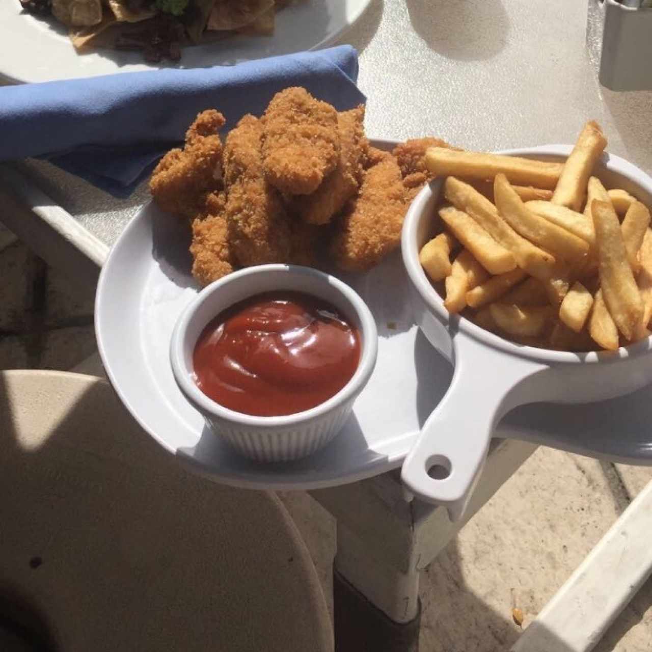 Chicken Fingers con papas fritas