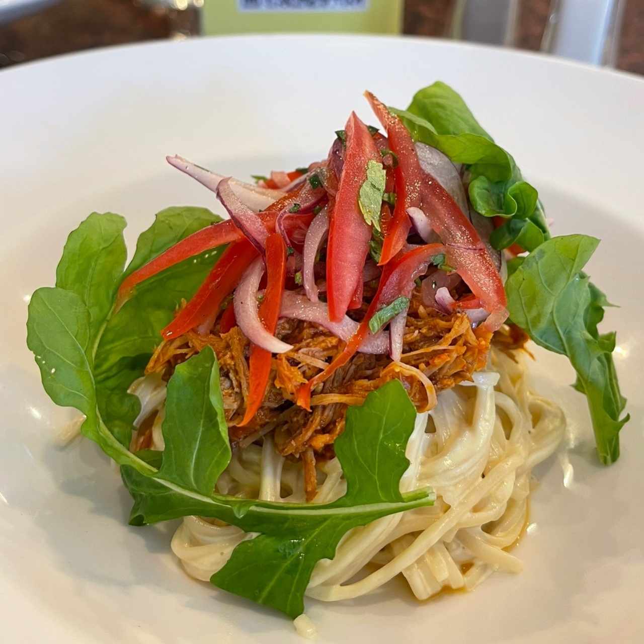 cochinita pibil en cama de pasta fina con salsa de crema aromatizada de chile cobanero 😋