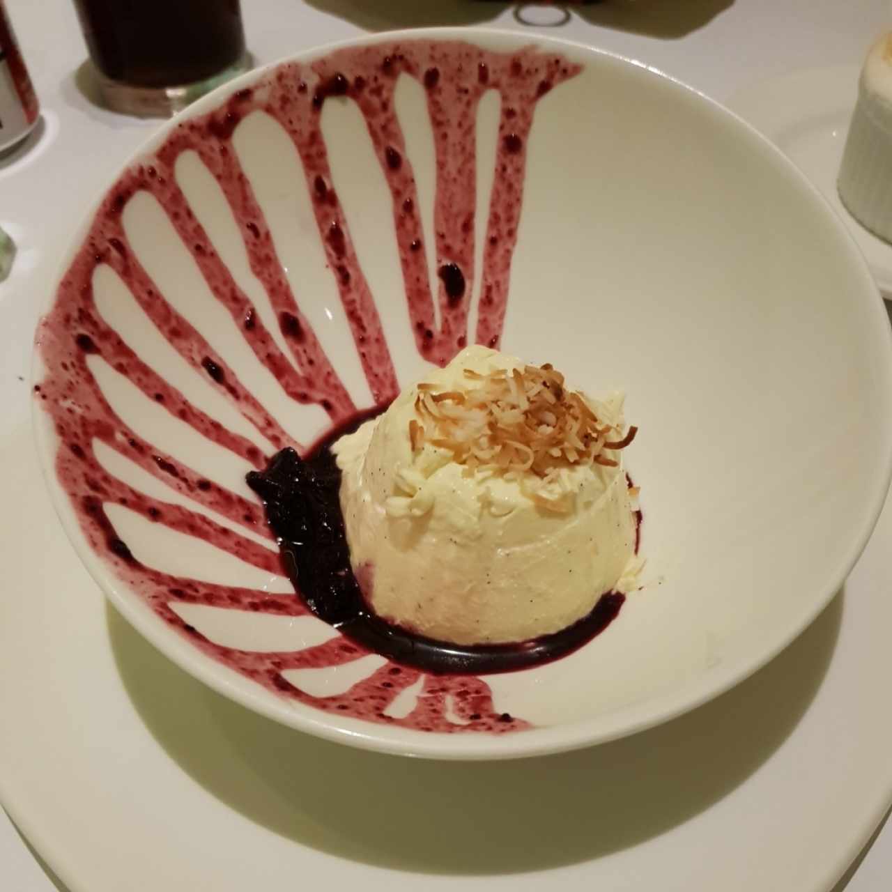Panacota de vainilla con salsa de sauco