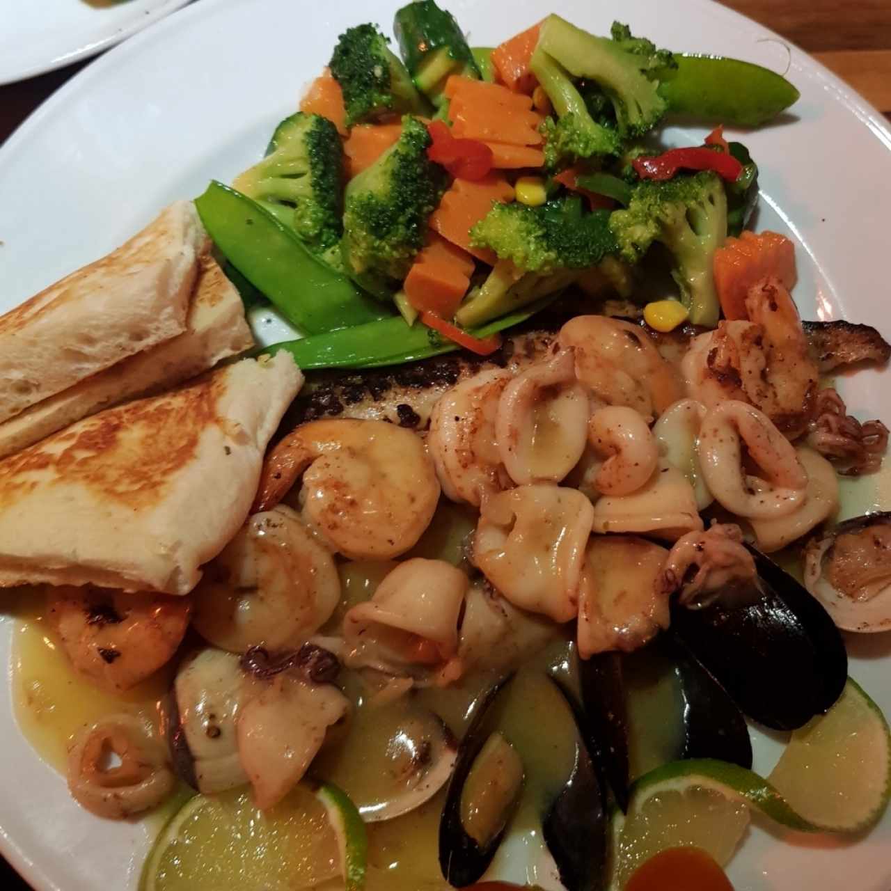 MAIN PLATTERS - SAUSALITO SEAFOOD PLATTER