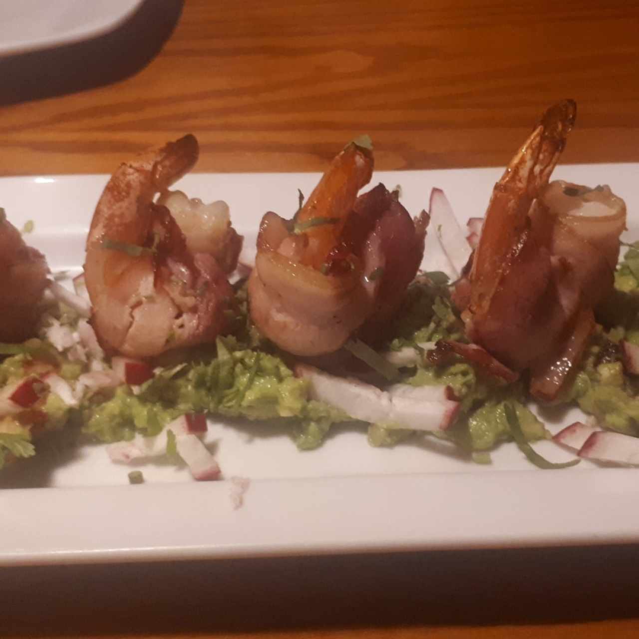 Camarones envueltos en tocino 