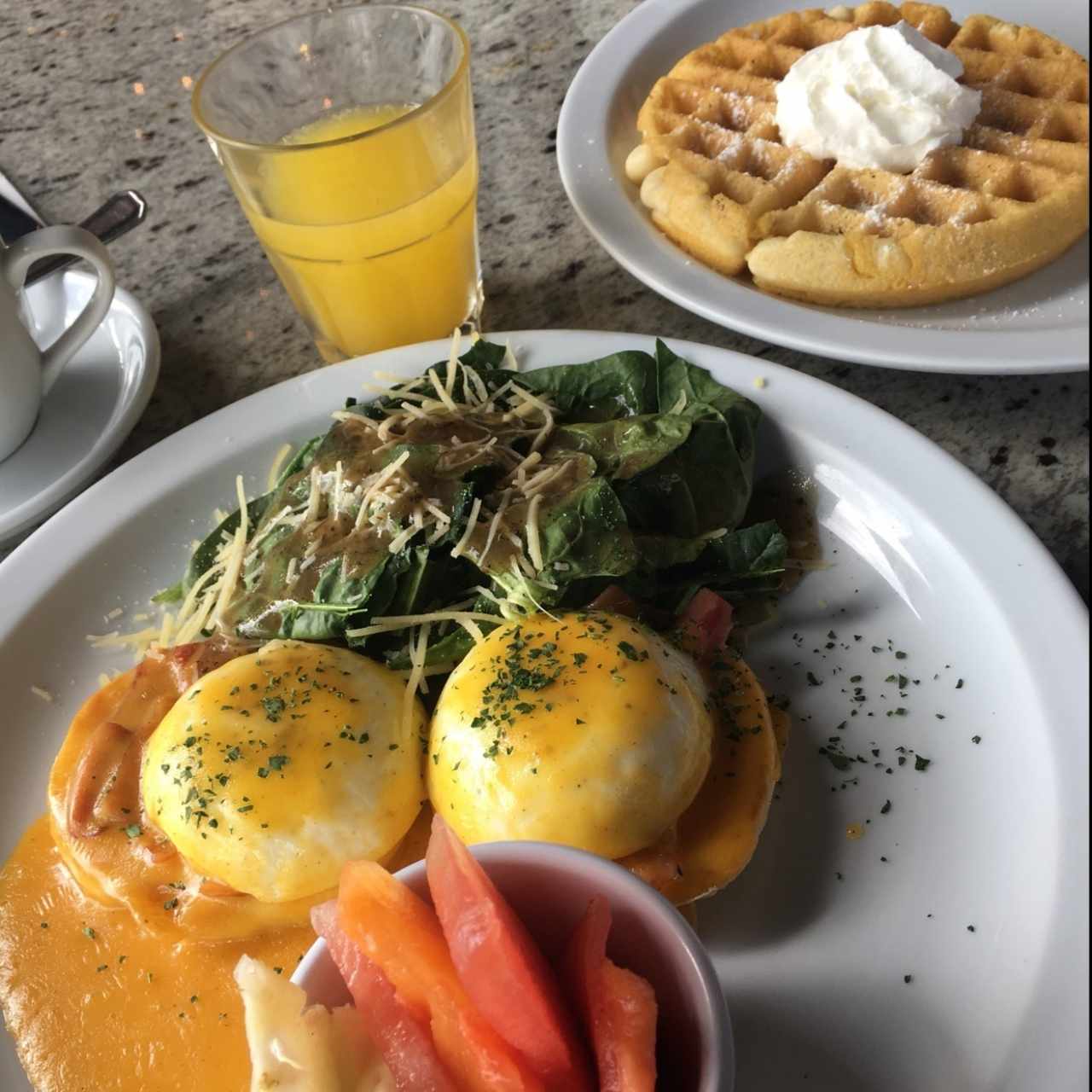 Huevos benedictinos y waffle