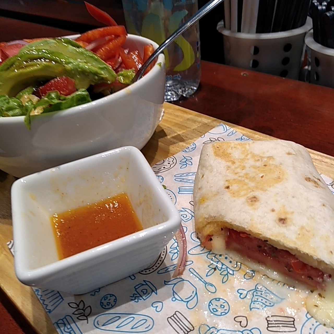 Wrap Caprese y ensalada primavera