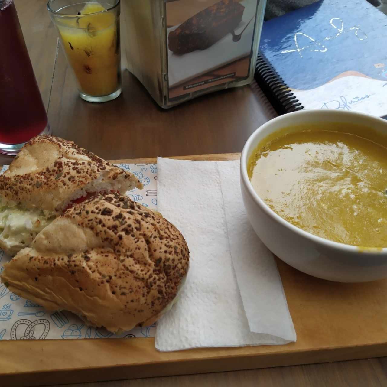 Baguette Chicharronera con sopa del día 