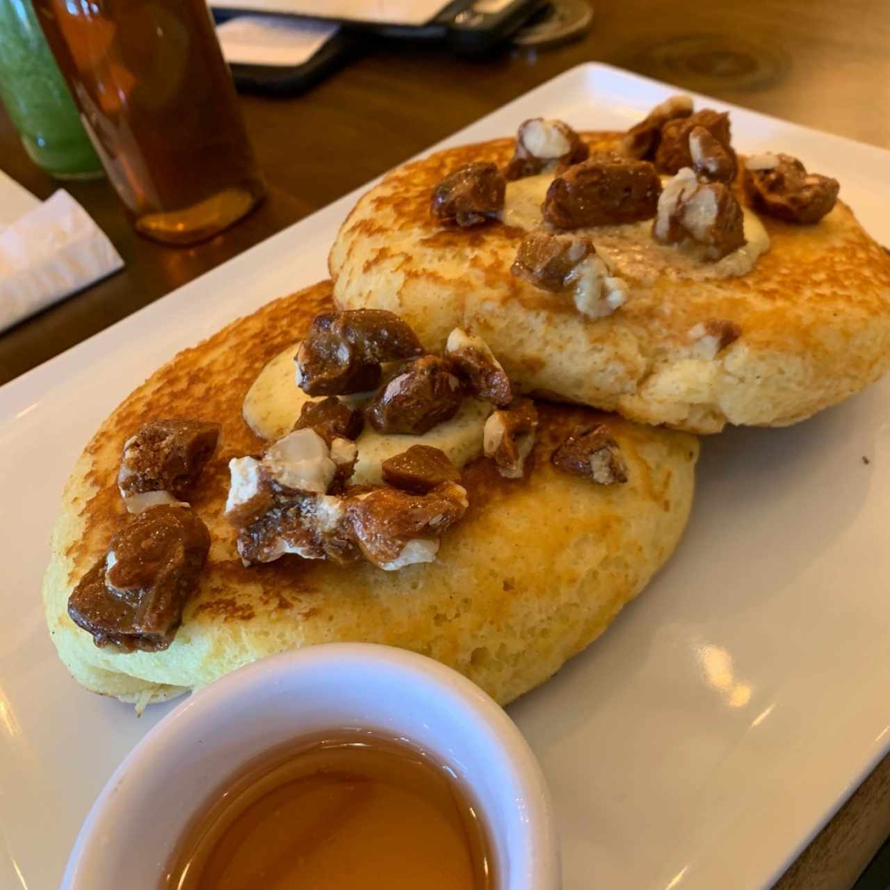 Pancakes con frutos secos caramelizados y mantequilla de nueces