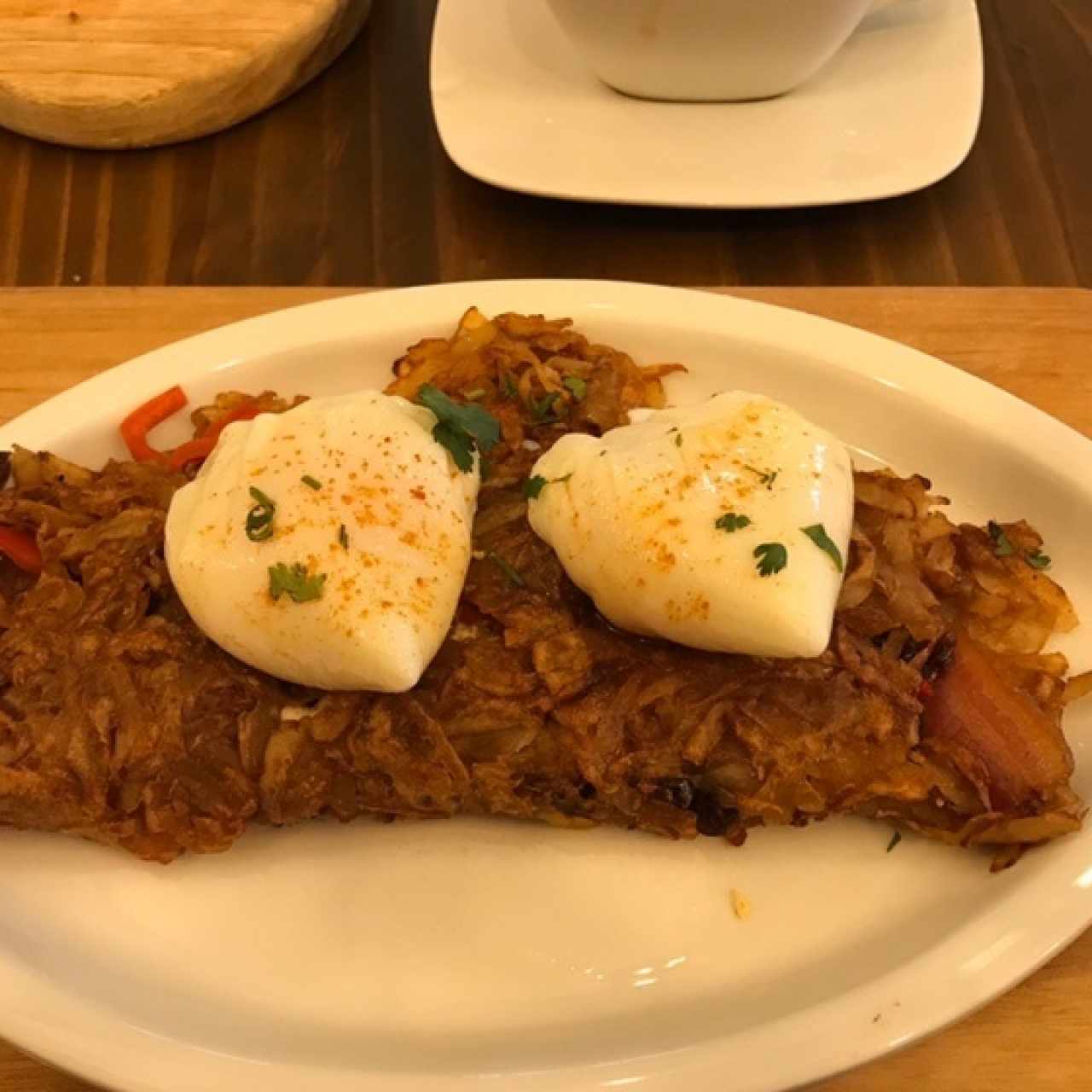 Huevos poché sobre cama Hashbrown