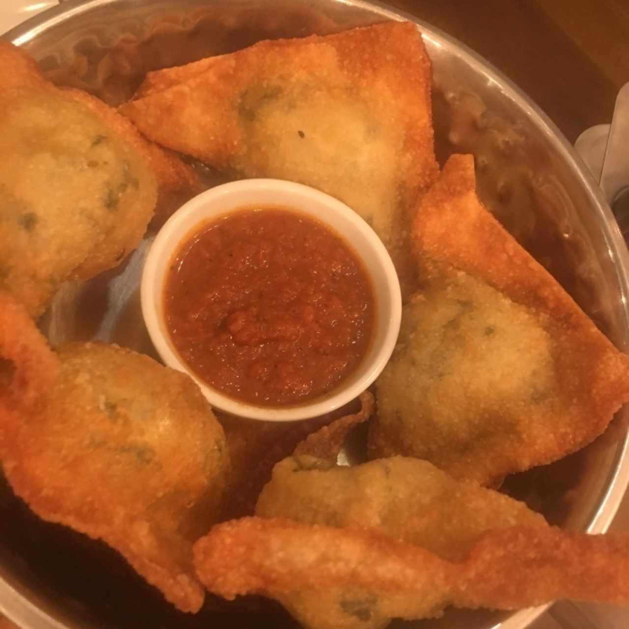 Wanton de espinaca y alcachofa 