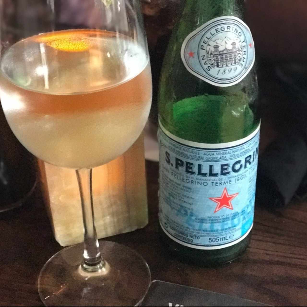 bebida servida en copa fria y un toque se limon.