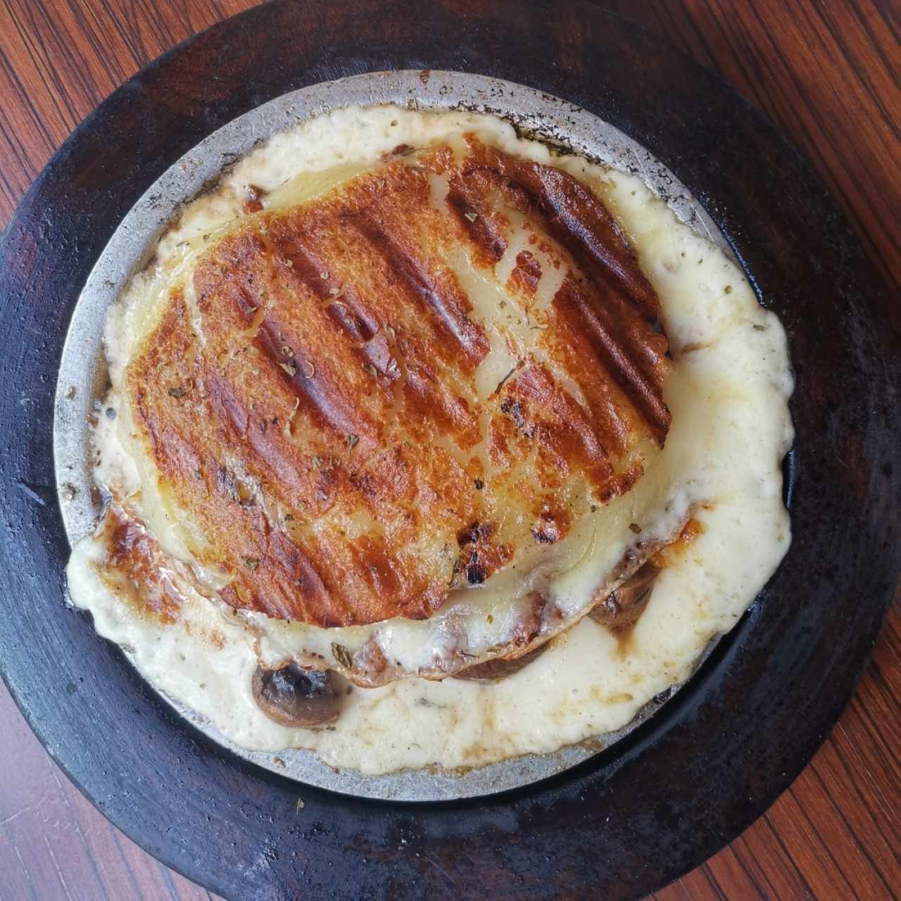 Queso fundido con hongos