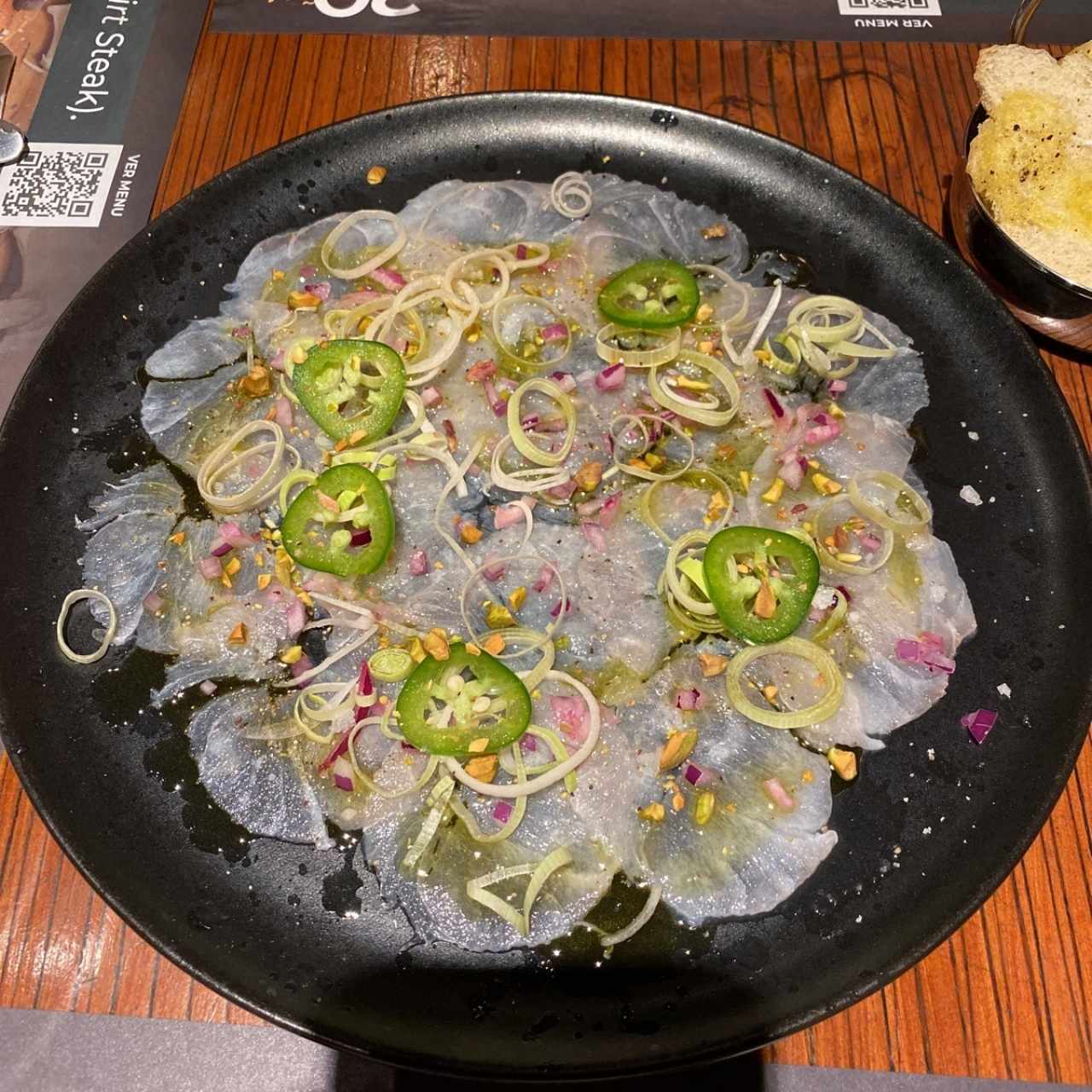 Tiradito de Róbalo con aguacate, chips de yuca y camote