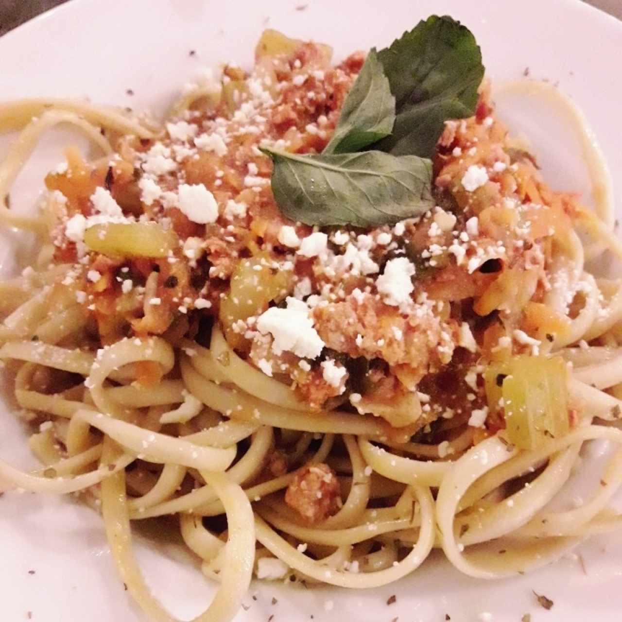 pasta de tomate con albahaca. 