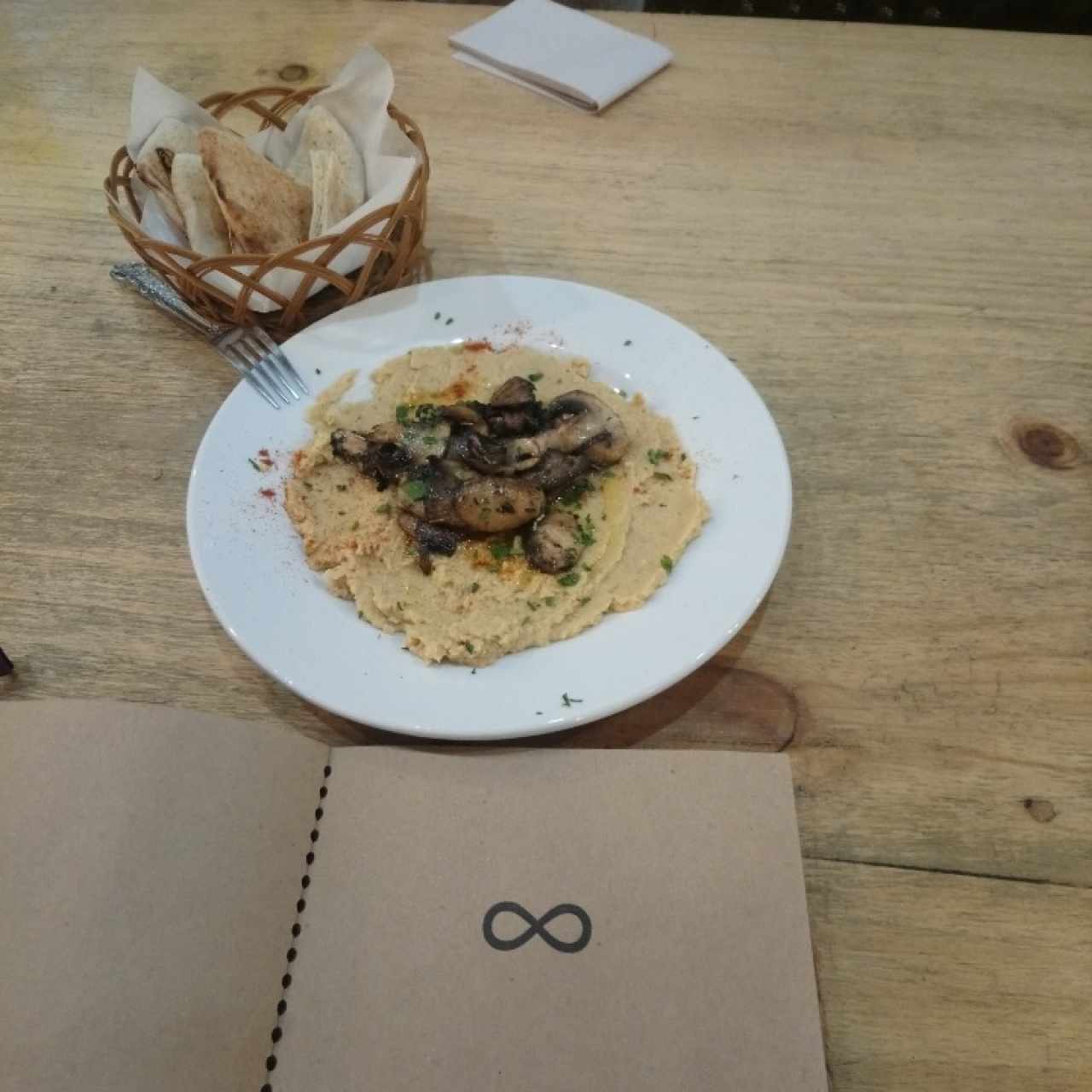 hummus con champiñones