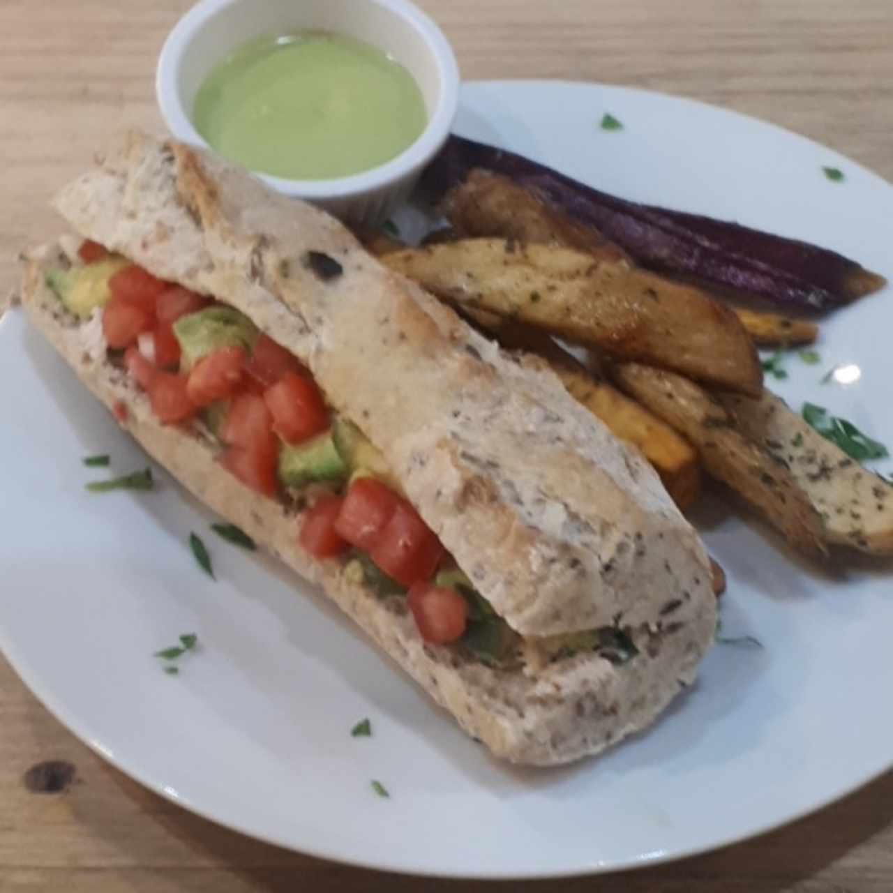 Baguette de pollo con camotes fritos