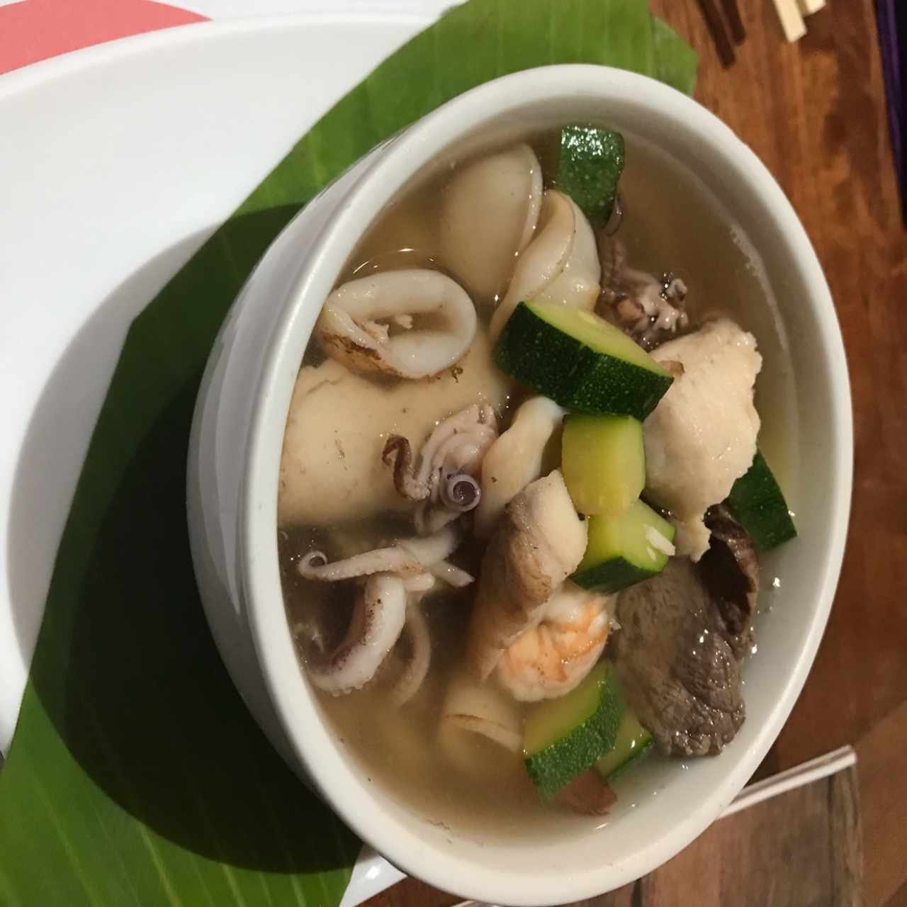 Sopa Tailandesa de Mariscos y Res