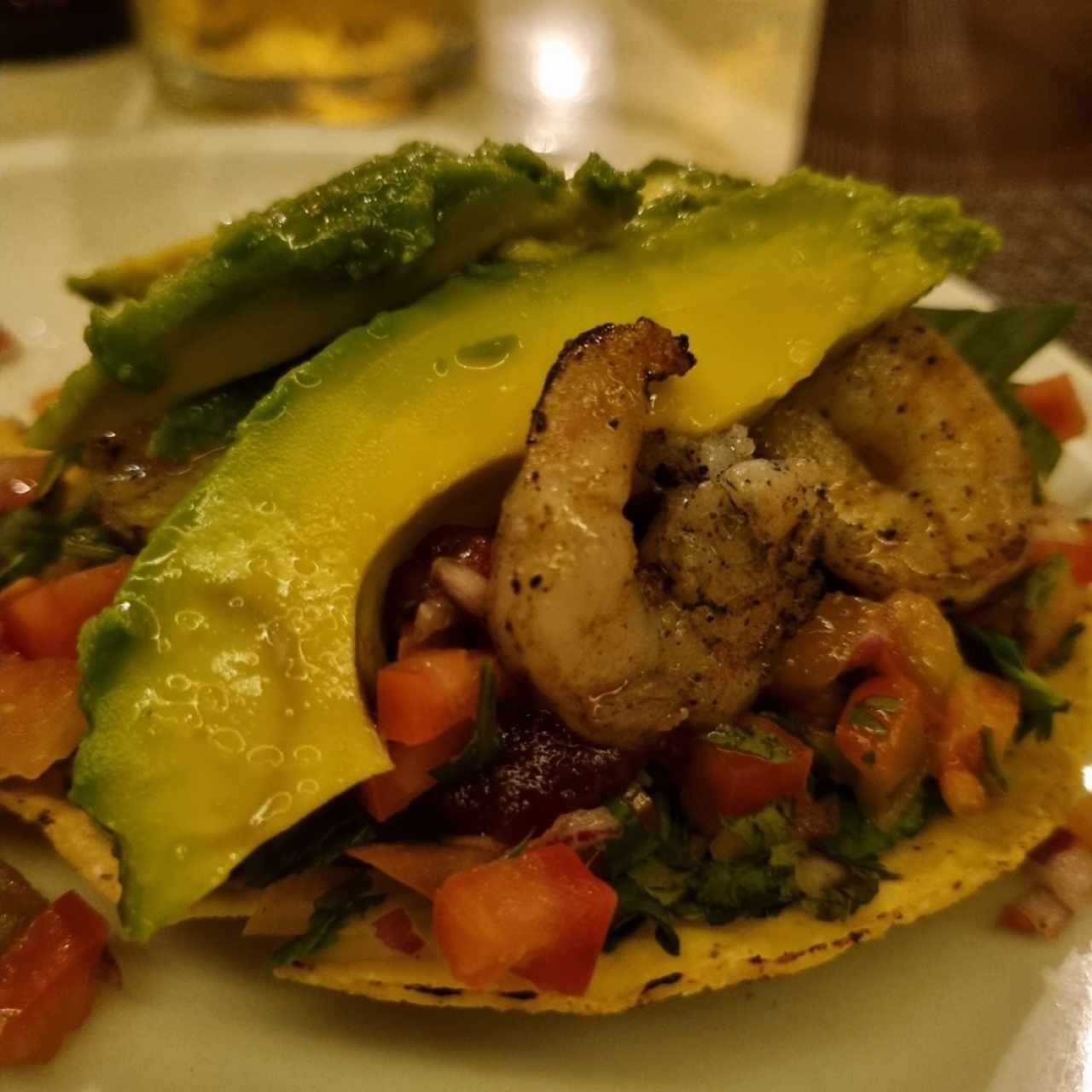 tostadas de camarones aguacate