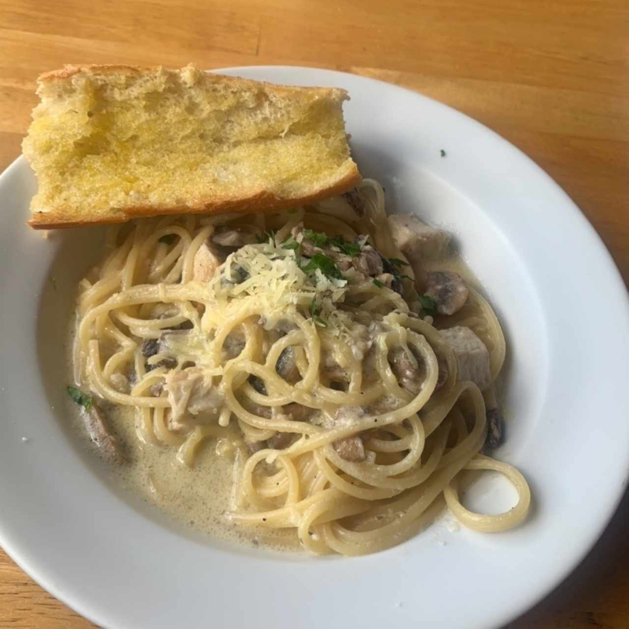 Spaguetti pollo y champiñones