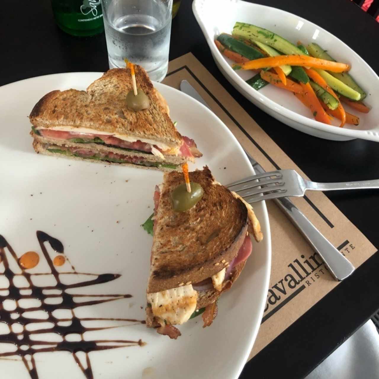 paninno de pollo con vegetales salteados