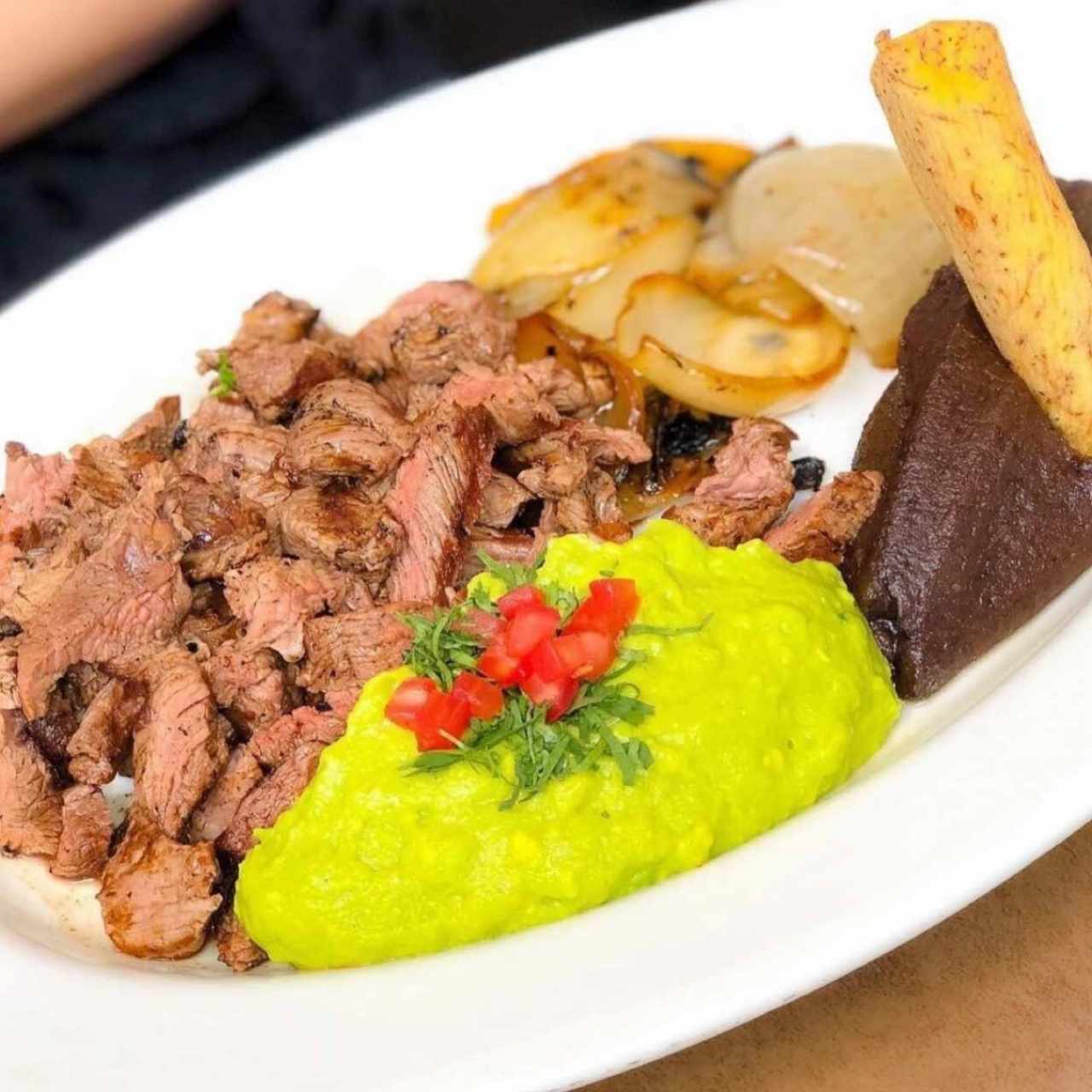 Carnitas Mixtas
