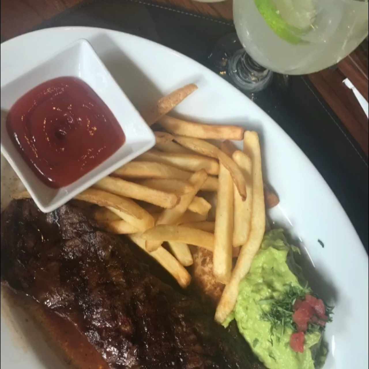 entraña 8onz. complemento guacamol y papas fritas