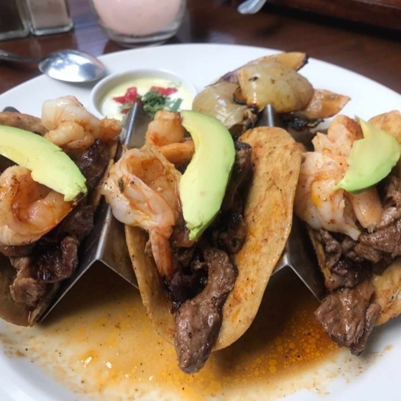 tacos de entraña y camaron