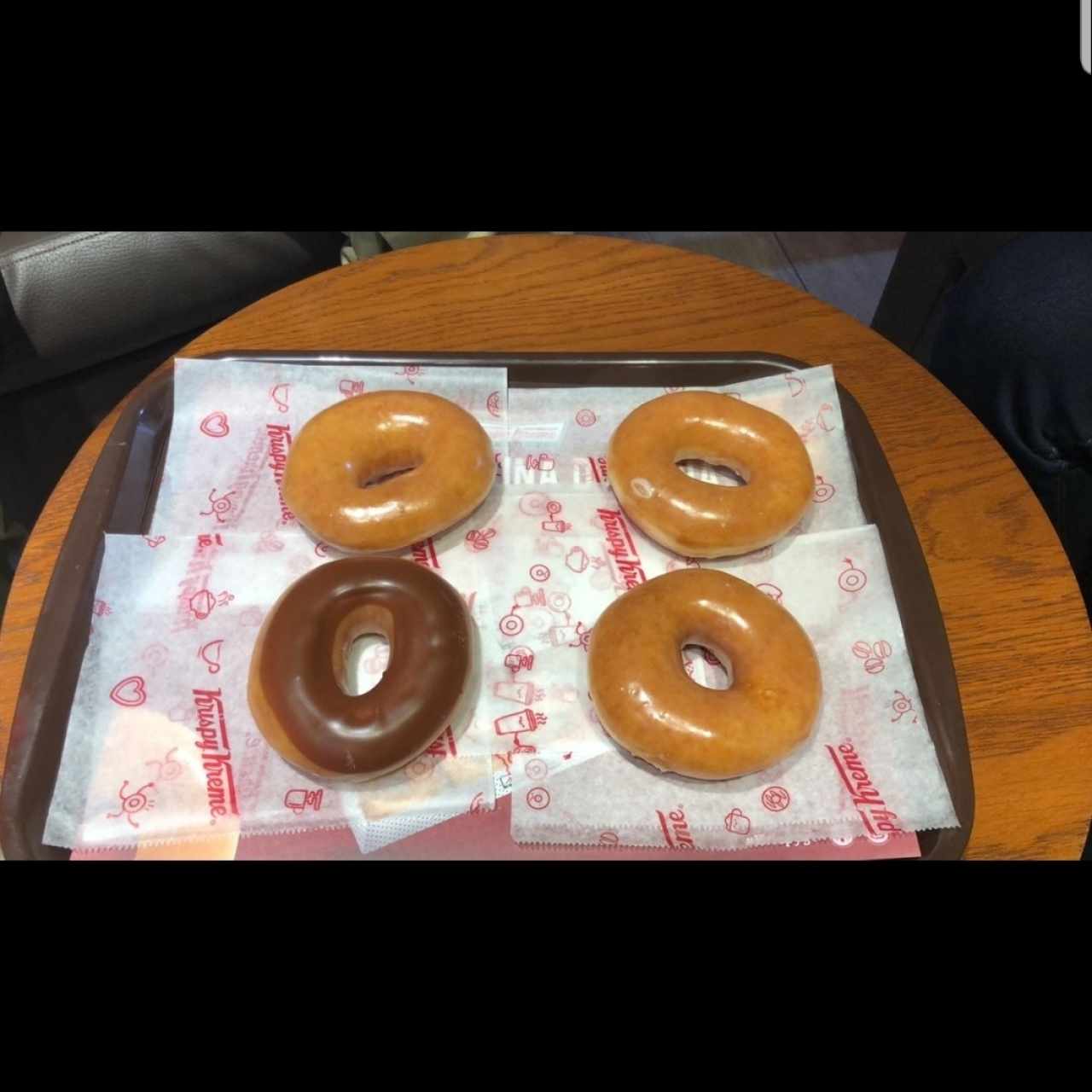 Donas glaseadas y de chocolate