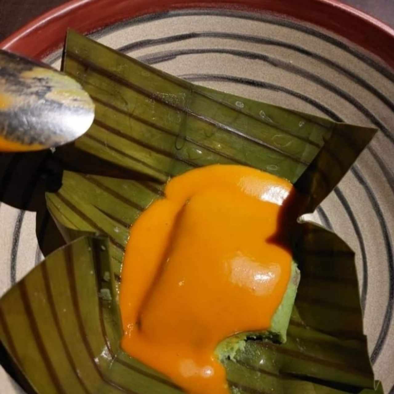 Tamal de haba con lengua y recado. 