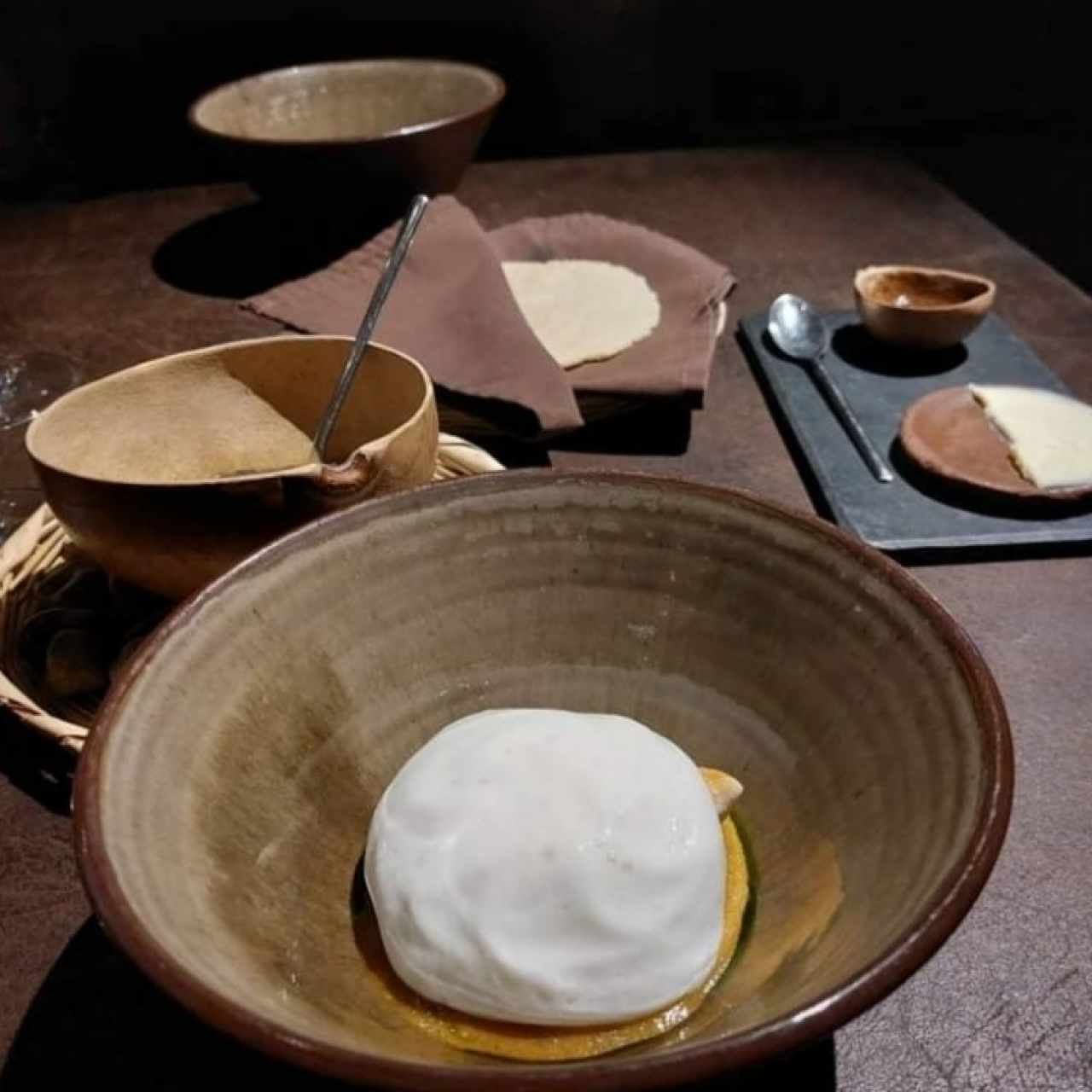 Pato con salsa de gengibre,  espuma de leche, Tortillas y frijoles. 