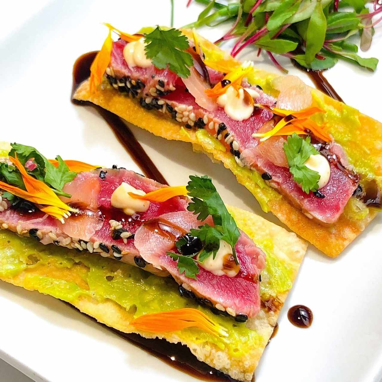 Tostadas de atún y aguacate, Mencia