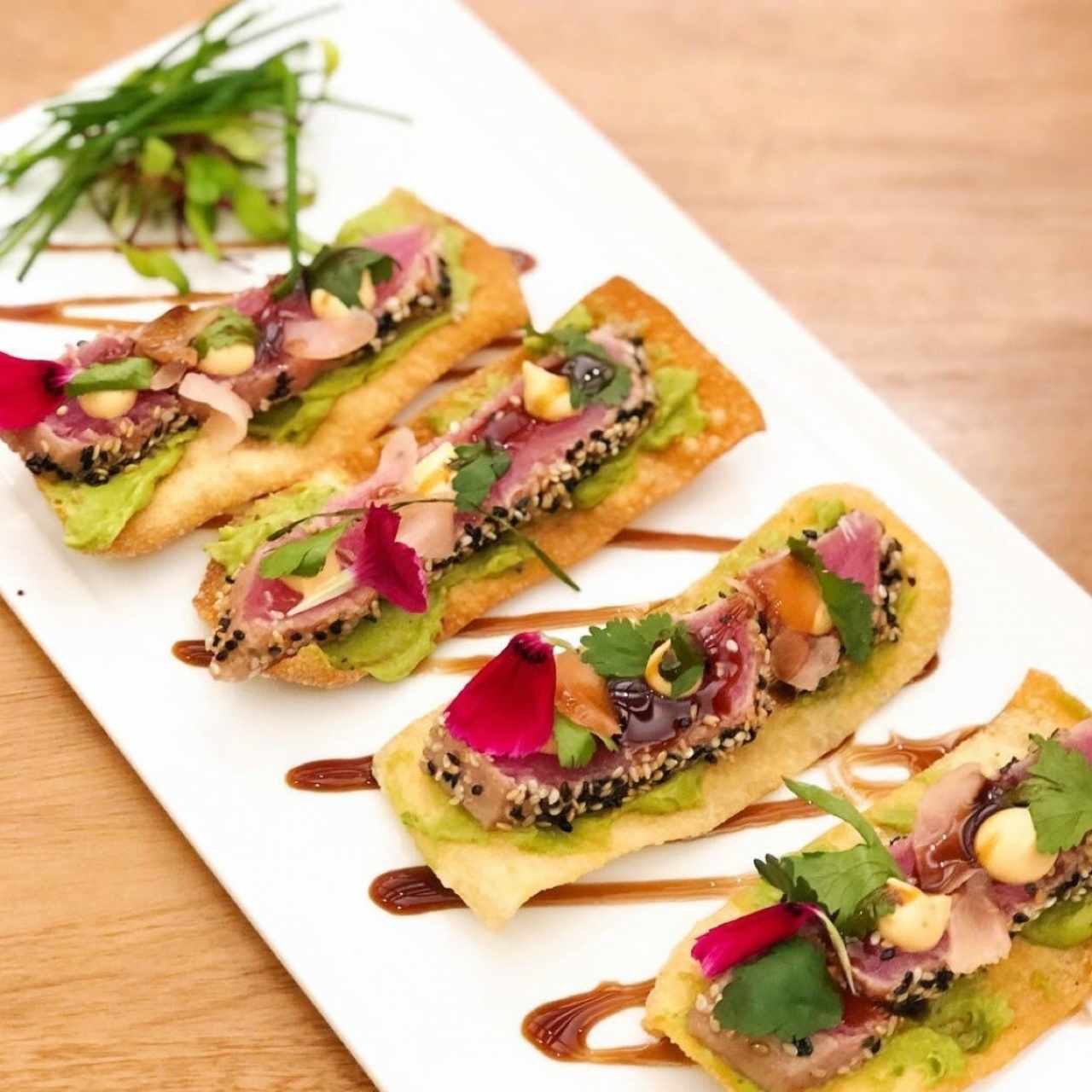 Tostadas de atún y aguacate, Mencia